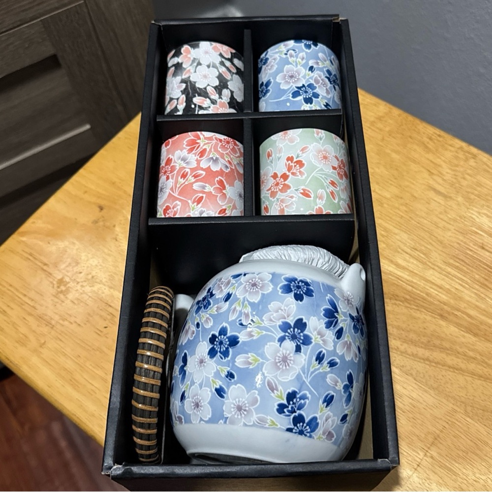 North America Trading Co 5 Piece Tea Pot Set Japan - Tea Pot and 4 Tea Cups